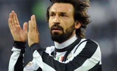 开云体育入口-幻夜对决，当红黑剑条衫撕裂深红防线—记一场跨越次元的绿茵传奇