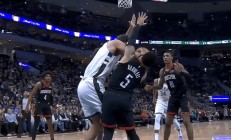 开云体育入口-火箭碾压雄鹿，范弗利特统治全场