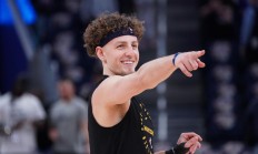 开云体育在线-威斯卡主场大胜，球队士气高涨