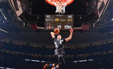 开云体育官网-孤胆封神，爱德华兹单骑破阵，以一敌三碾碎骑士豪华锋线