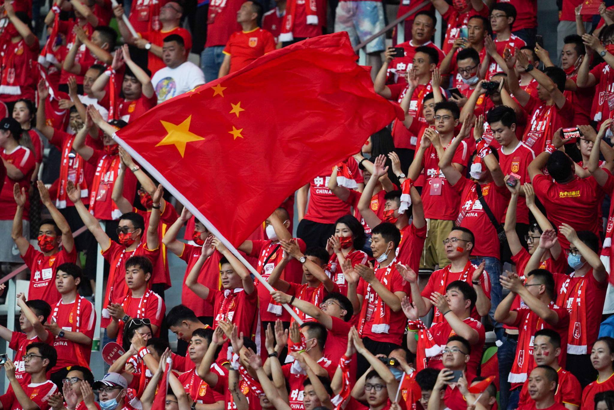 中国足球队在比赛中表现出色，晋级半决赛