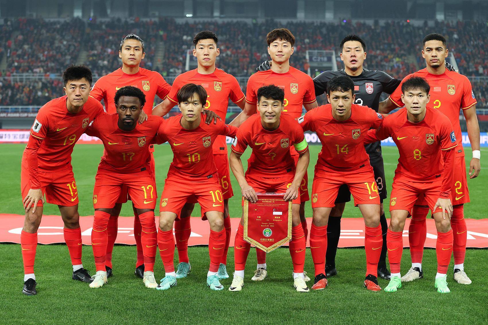 中国足球队在比赛中表现出色，晋级半决赛