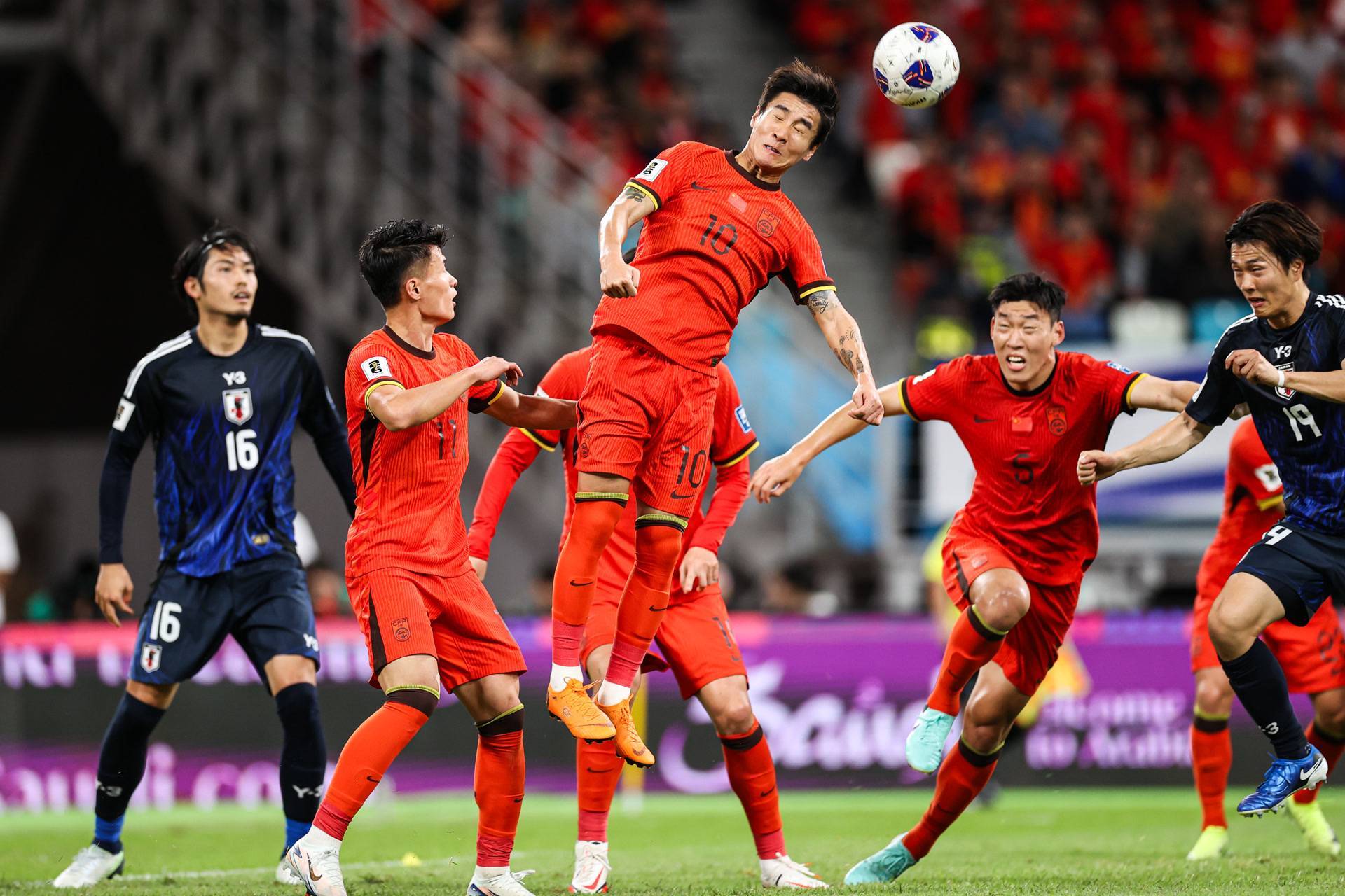 关于国际足球明星表现抢眼，国内球员备战的信息