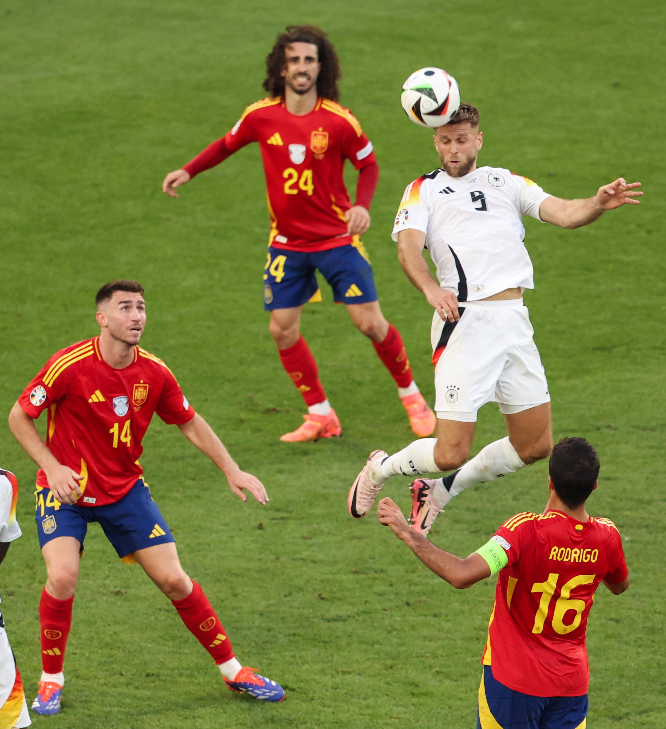 欧洲赛场精彩比拼，西班牙队夺冠