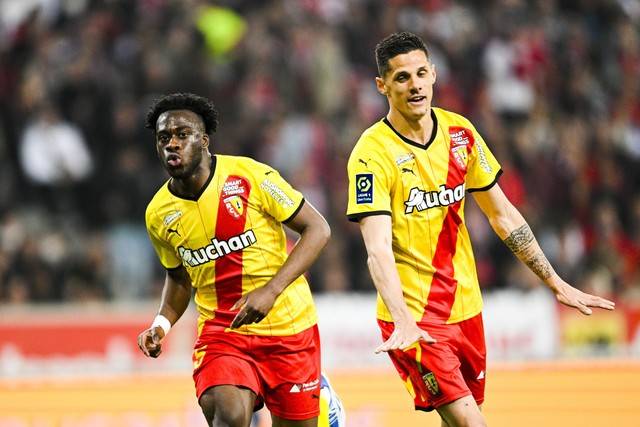 欧洲足球赛事中的豪门对决，势均力敌