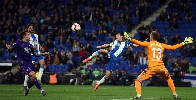 罗马主场爆冷逆转皇家社会，引发球迷狂欢