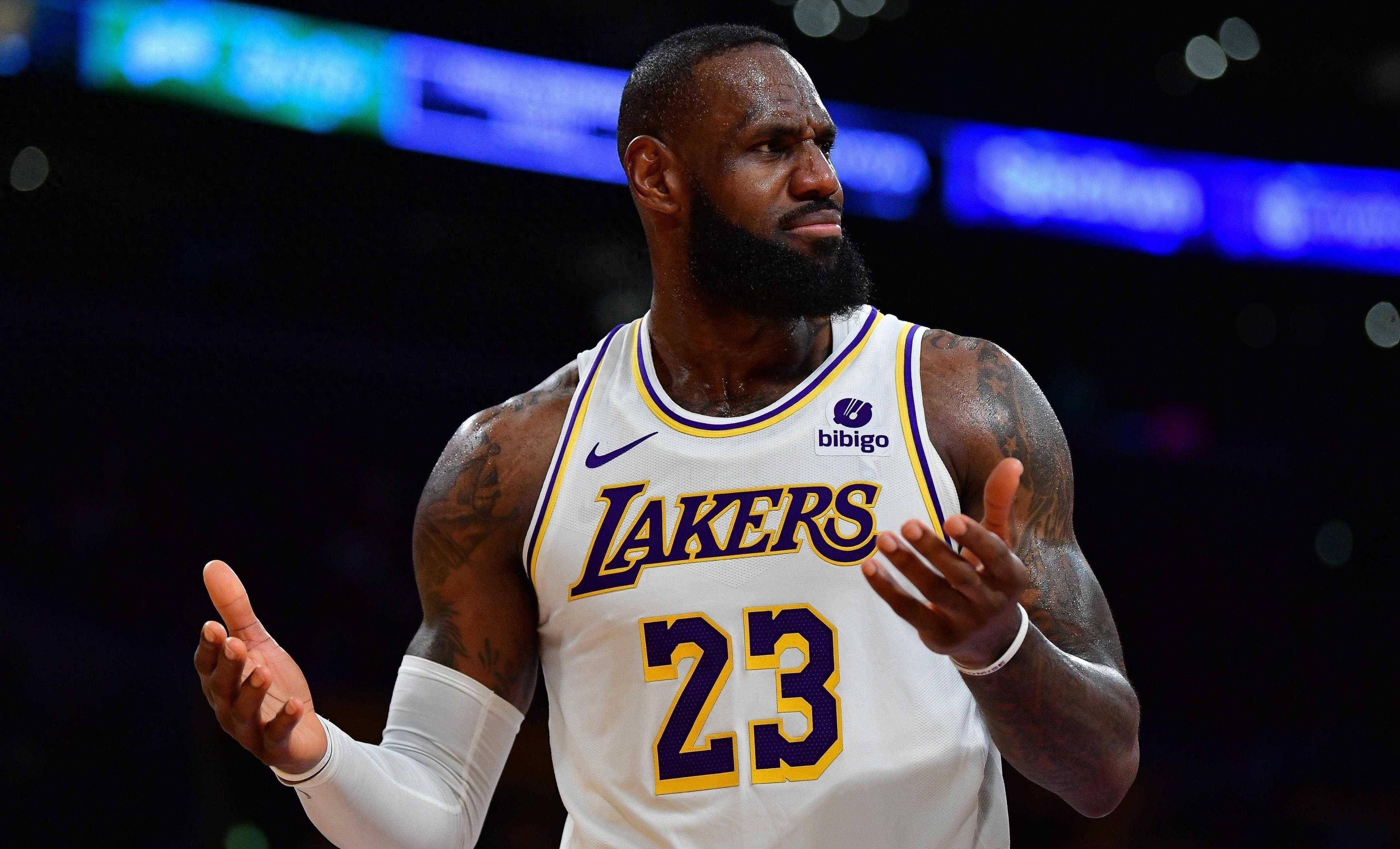 勇士队主场大胜湖人，库里发挥出色