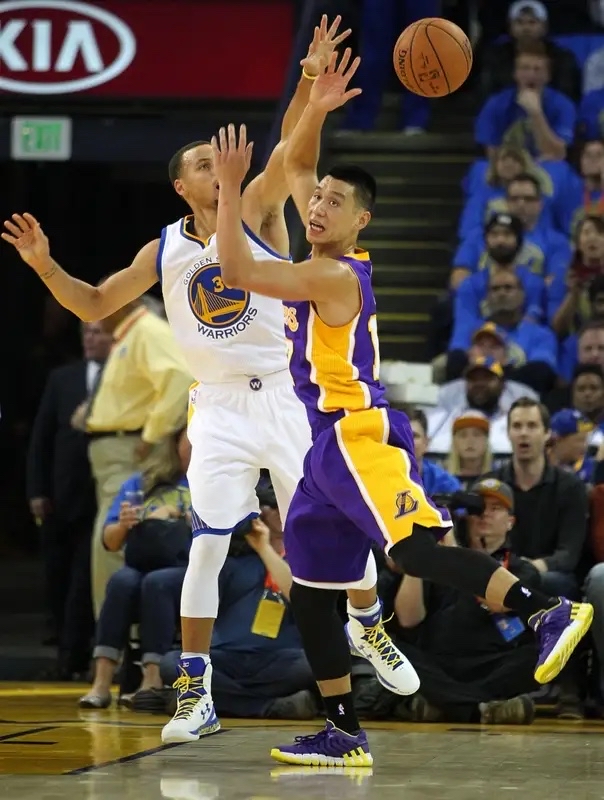 勇士队主场大胜湖人，库里发挥出色