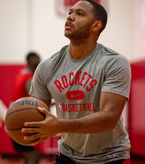 活塞队宣布霍乐迪签约，强化控卫战的简单介绍