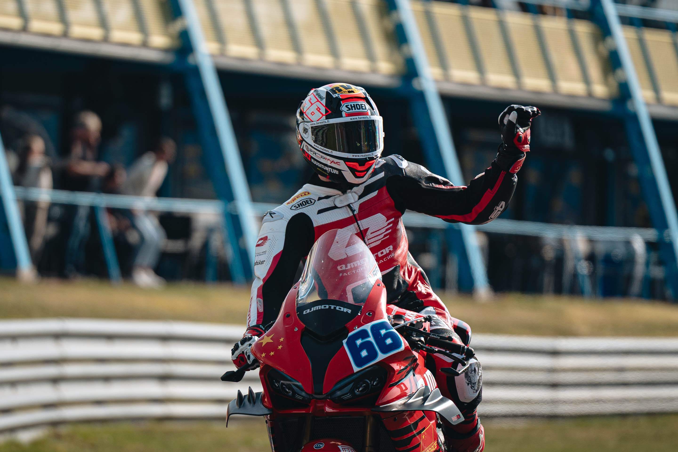 荷兰自行车选手飙速夺冠,实力超群 荷兰自行车选手飙速夺冠,实力超群