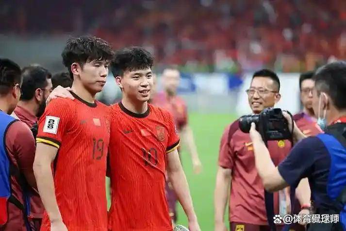 顶尖球队面对劲敌磕磕绊绊，最终取得胜利